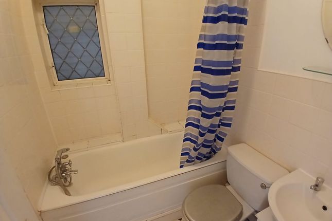 Flat 2, 2, St Johns Terrace Road, Redhill photo 5