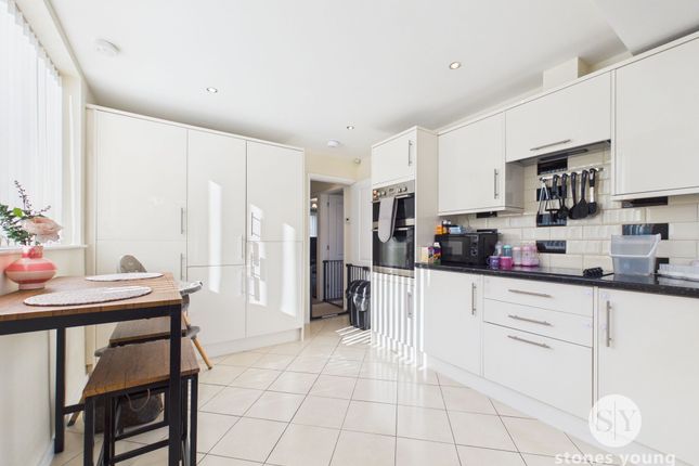 39 Woodlands Avenue, Blackburn photo 3