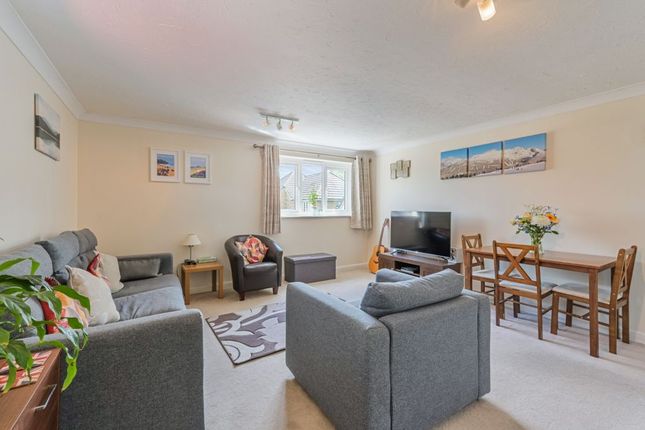 2-bed flat on 6, Crowhurst Mead, Godstone, £299,950
