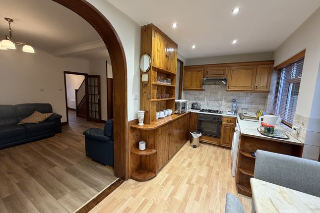 92 Meadowbank Road, LONDON photo 3