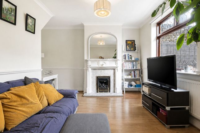 33 Parsonage Street, London photo 3