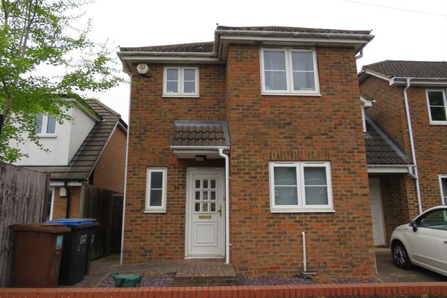 Link-detached house to rent in Ely Close, Hatfield