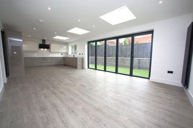 16, Templegate Rise, Leeds photo 4