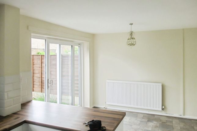 14 Harvesters Way, Willenhall photo 3