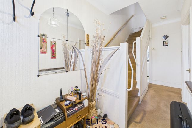 115 Hamilton Road, London photo 2