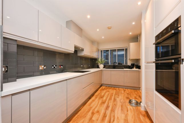 24, High Chase, Harlow photo 2