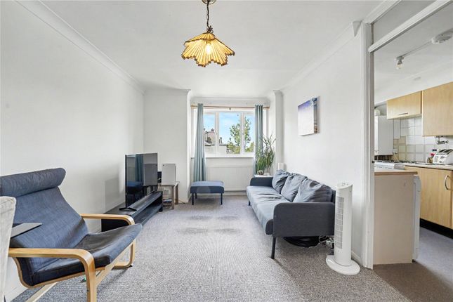 15, Caroline Close, London photo 2