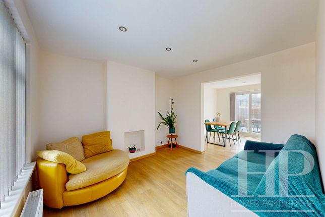 7 Swallow Road, Crawley photo 2