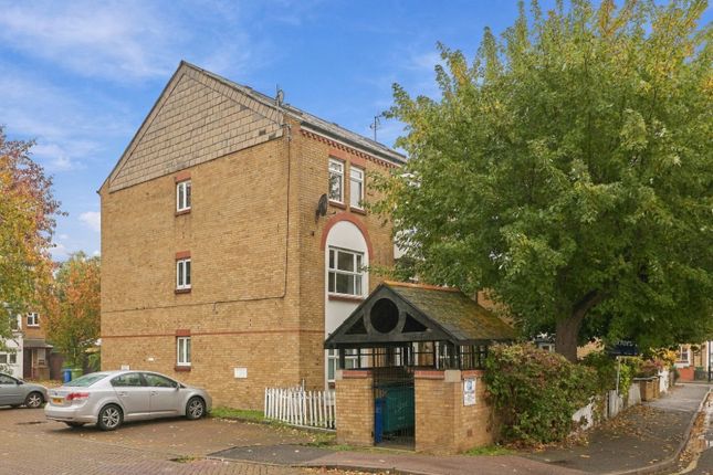 Milton Close, London photo 4