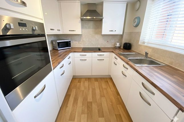 Flat 51, Stokes Lodge, 3, Park Lane, Surrey photo 3