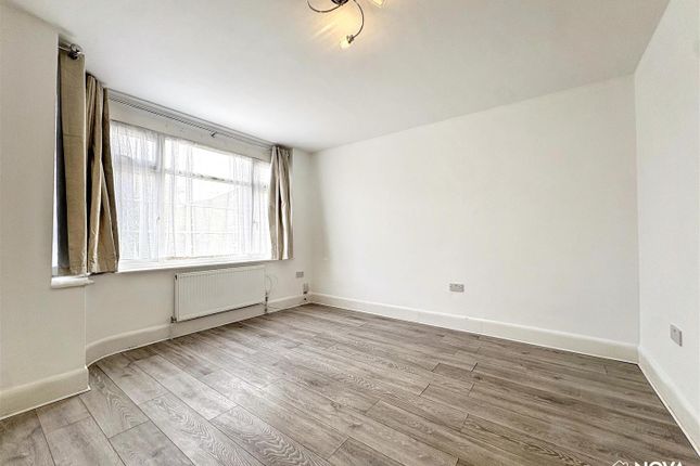 43, Hollybush Road, Luton photo 2