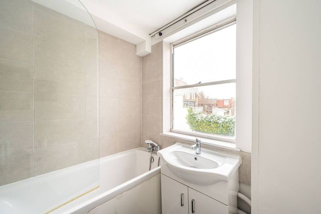 Flat to rent in Parkhurst Road, Holloway, London