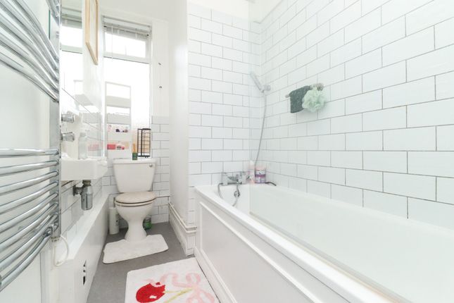 Flat 2, 31, Beresford Gardens, Kent photo 4