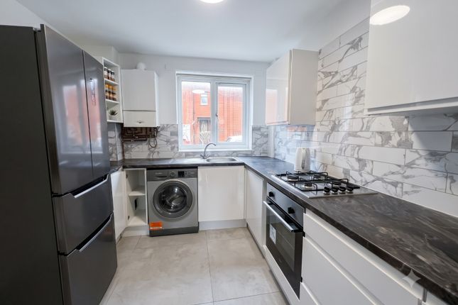 20, Whitecliff Close, Manchester photo 4