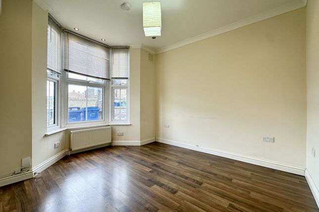 Flat to rent in Hollydale Road, Peckham
