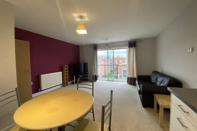 Flat to rent in Redhill, Surrey