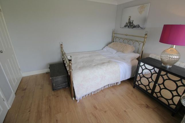 27, Felbridge Court, Harlington photo 4