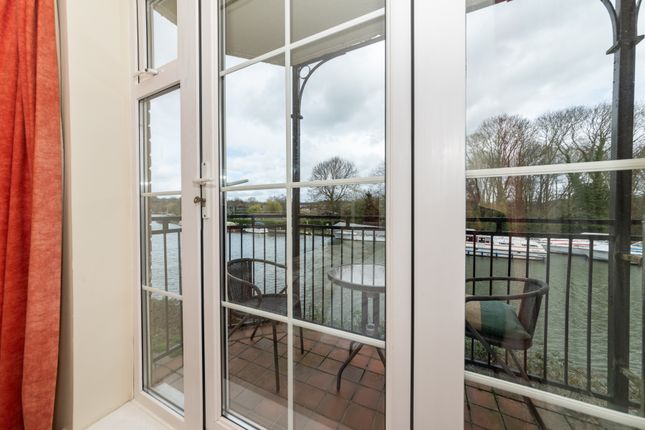 Flat to rent in Regents Riverside, Reading, Berkshire