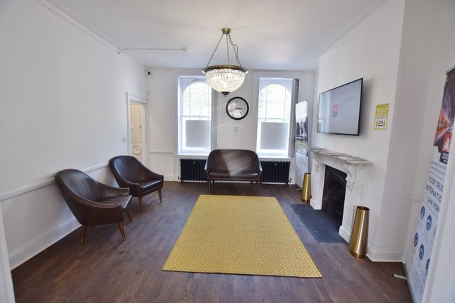 Office to let in Commercial Road, 0Lb
