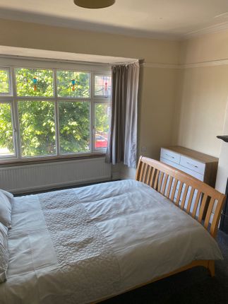 Room to rent in 26 Imperial Crescent, Doncaster