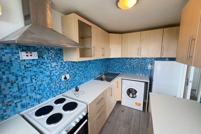 Flat 90, Moor Tower, Waterhouse Moor, HARLOW photo 3