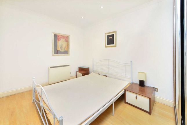 Flat to rent in Newton Street, London