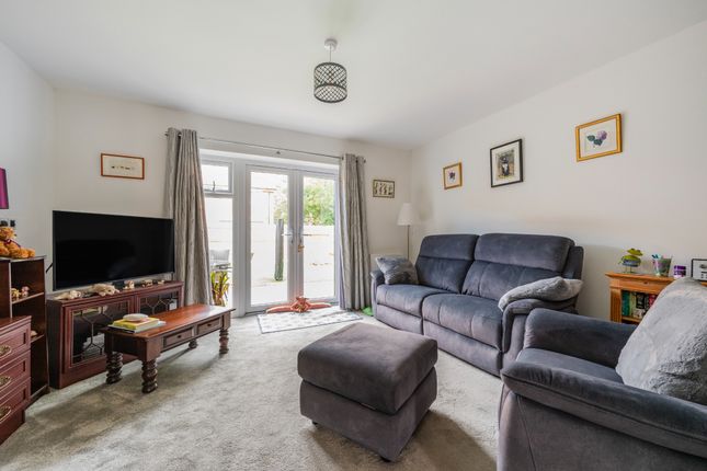 64 Draper Road, Wickham, Fareham photo 4