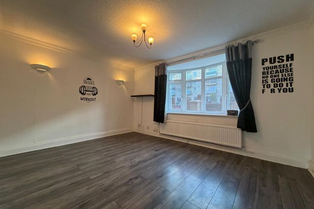 83, Prestwick Road, Watford photo 4