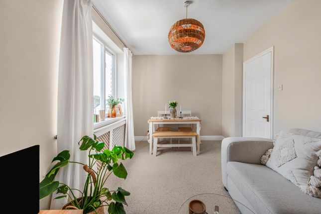 Flat for sale in Upper Tooting Park, London