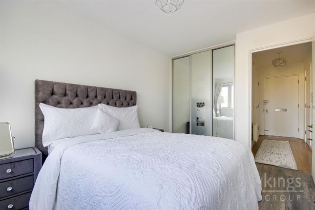 Flat for sale in Main Avenue, Enfield