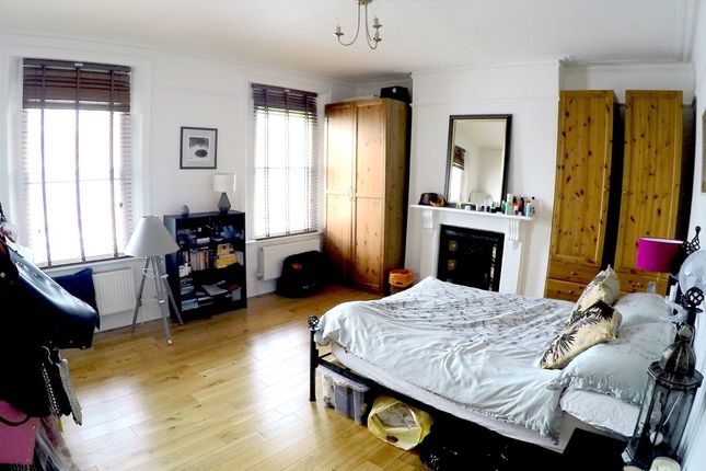 Maisonette to rent in Upper Street, Islington
