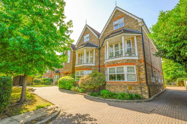 2-bed flat on Queensborough House North, 16,Flat 8, Oatlands Chase, Weybridge, £400,000