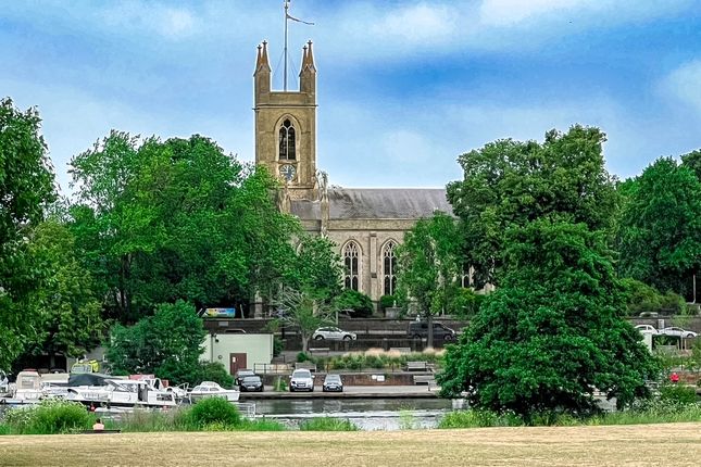 Buckingham Gardens, West Molesey photo 2