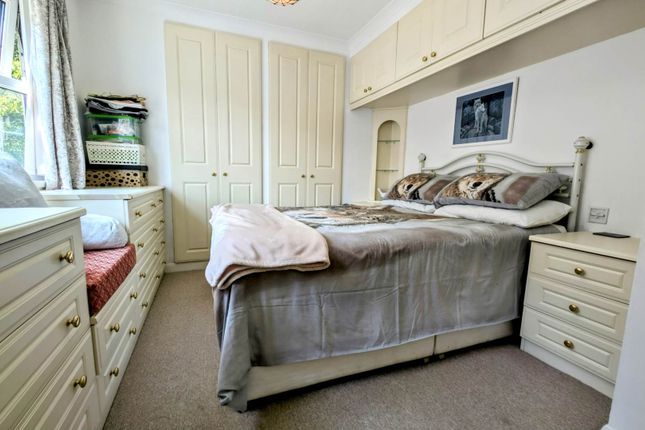62, Whitehill Park, Bordon photo 4
