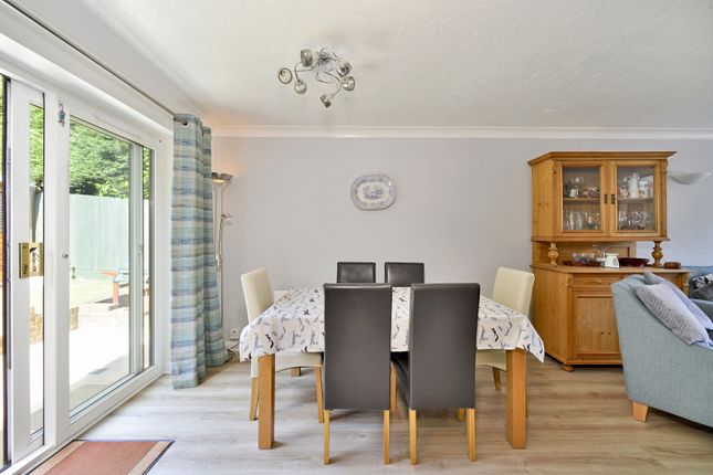 24, Woodberry Close, Chiddingfold photo 3