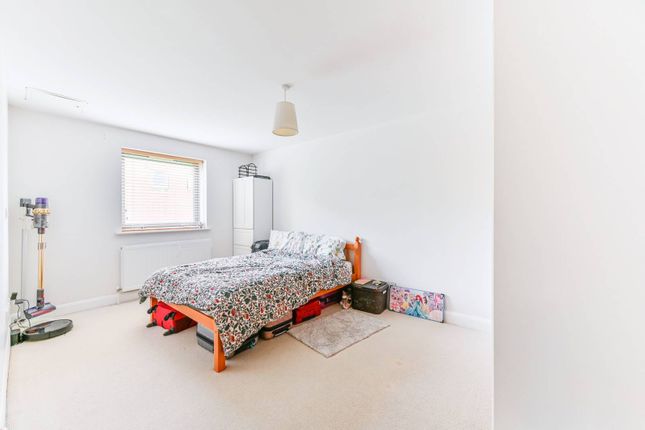 Flat to rent in Eaton Road, Sutton