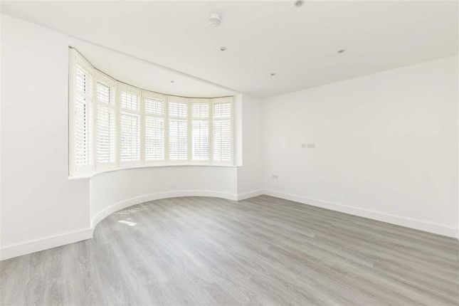 Flat to rent in Park Avenue North, London