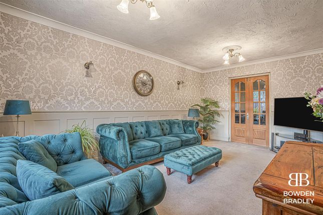 48 Coopers Close, Chigwell photo 4