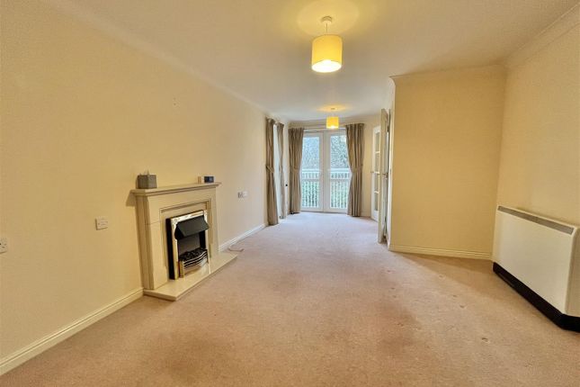 31 Ladybower Court, North Road, Glossop photo 3