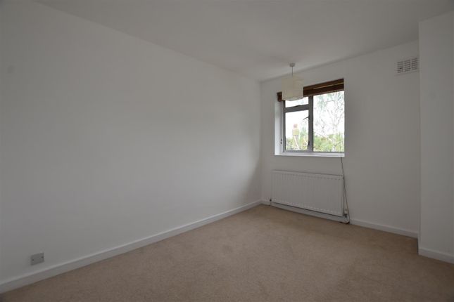 Flat to rent in Buxton Drive, London