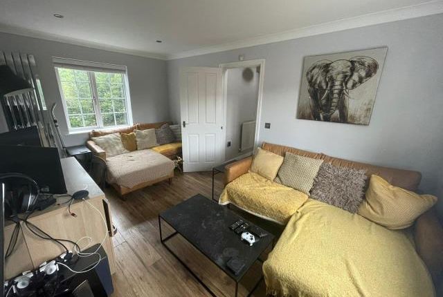 74, Queen Elizabeth Drive, Swindon photo 3