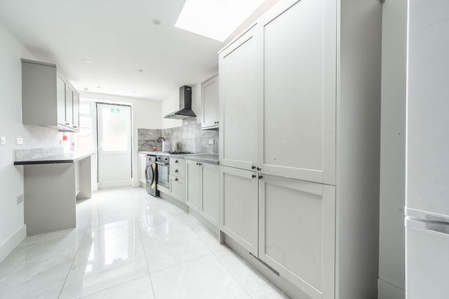 Oak Gardens, Edgware, Edgware photo 4