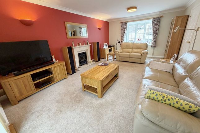 4 Balmoral Close, Flitwick, Bedfordshire photo 4
