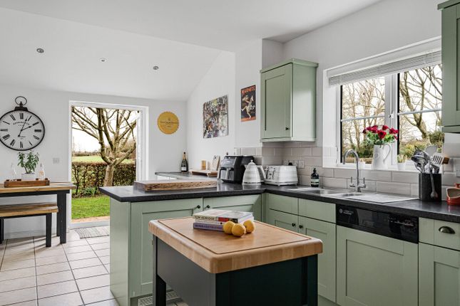 22, Croft Close, Latton photo 4