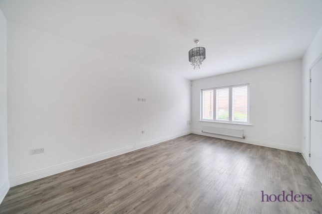 16, Garrett Crescent, Ottershaw photo 3