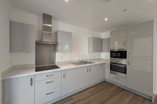 56 Blackburn Court, Bollo Lanee, London photo 4