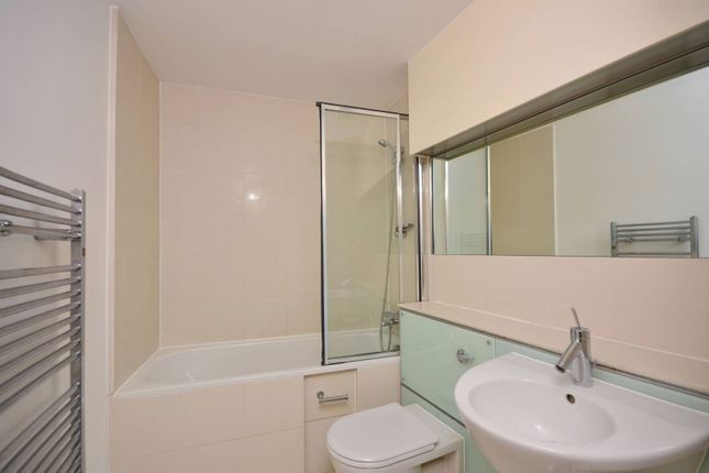 Flat to rent in Parliament View Apartments, Waterloo, London