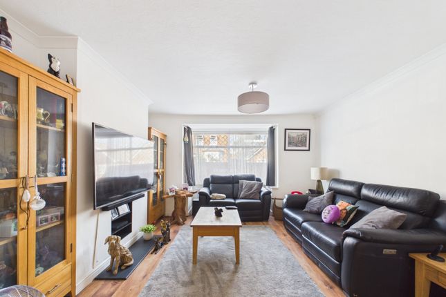 22, Warfield Road, Feltham photo 2