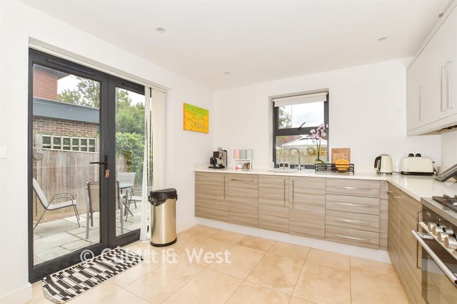 87, Sunte Avenue, Haywards Heath photo 4