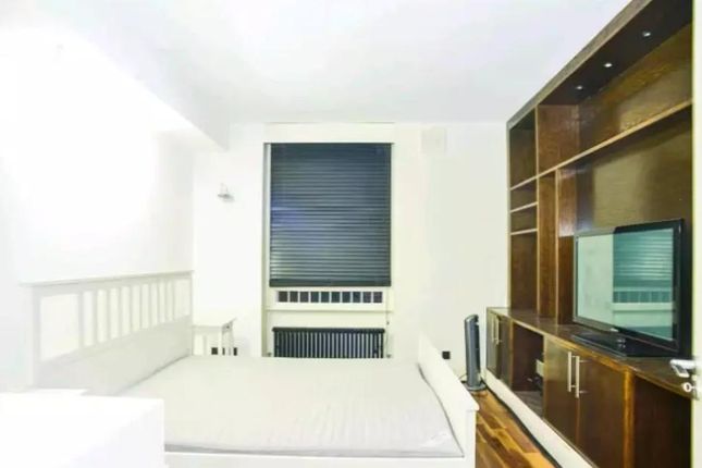 Thumbnail Room to rent in Montagu Mansions, London